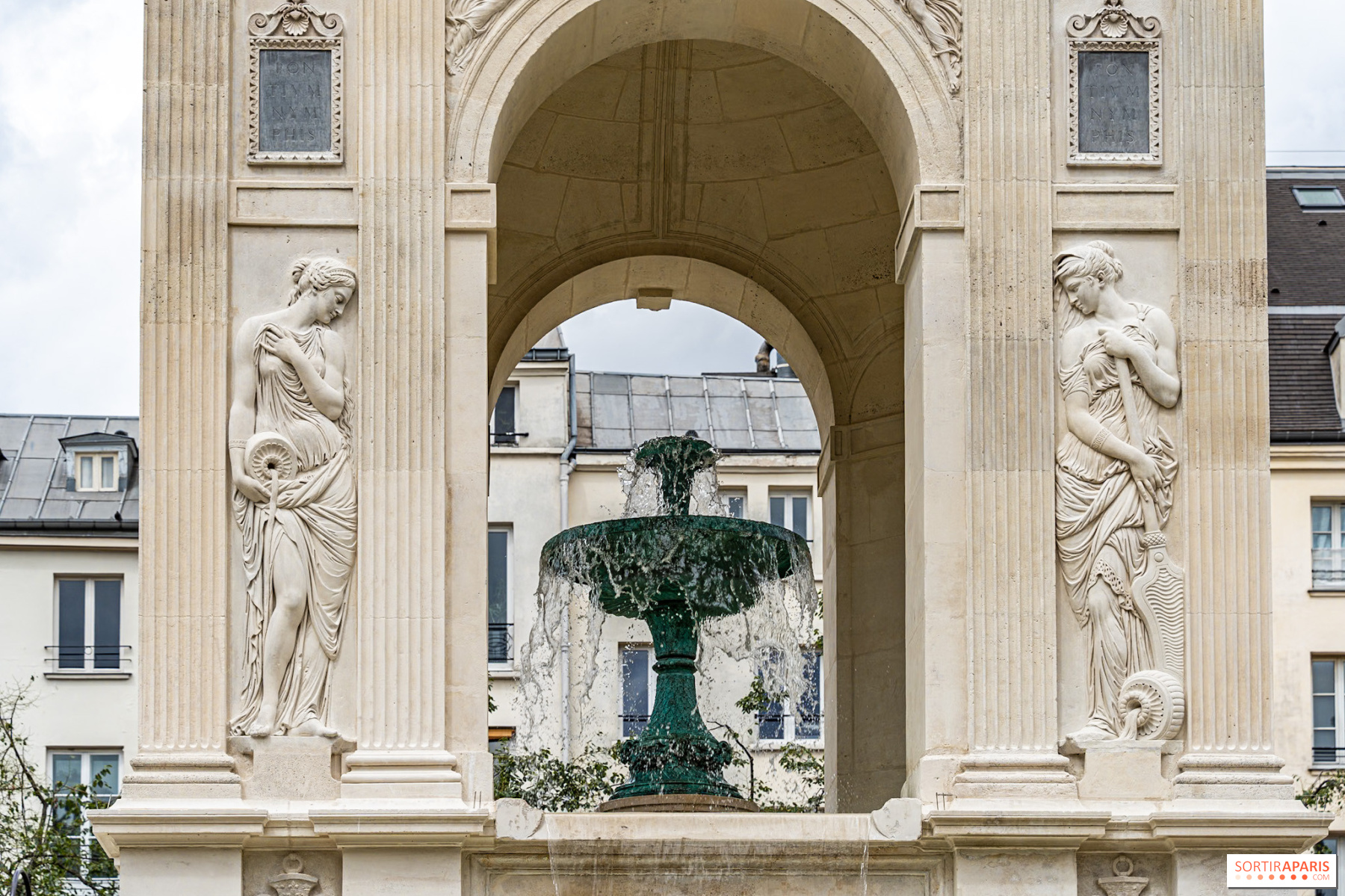 découvrez comment la fontaine des innocents à paris se transforme en un véritable écrin végétal avant sa restauration, alliant histoire et nature au cœur de la ville.