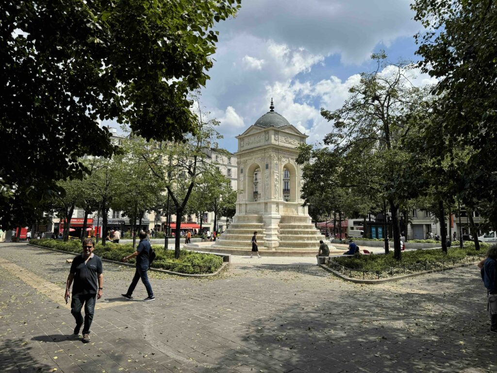 découvrez comment la fontaine des innocents à paris se transforme avec un écrin végétal unique en attendant sa restauration, alliant histoire et nature au cœur de la capitale.