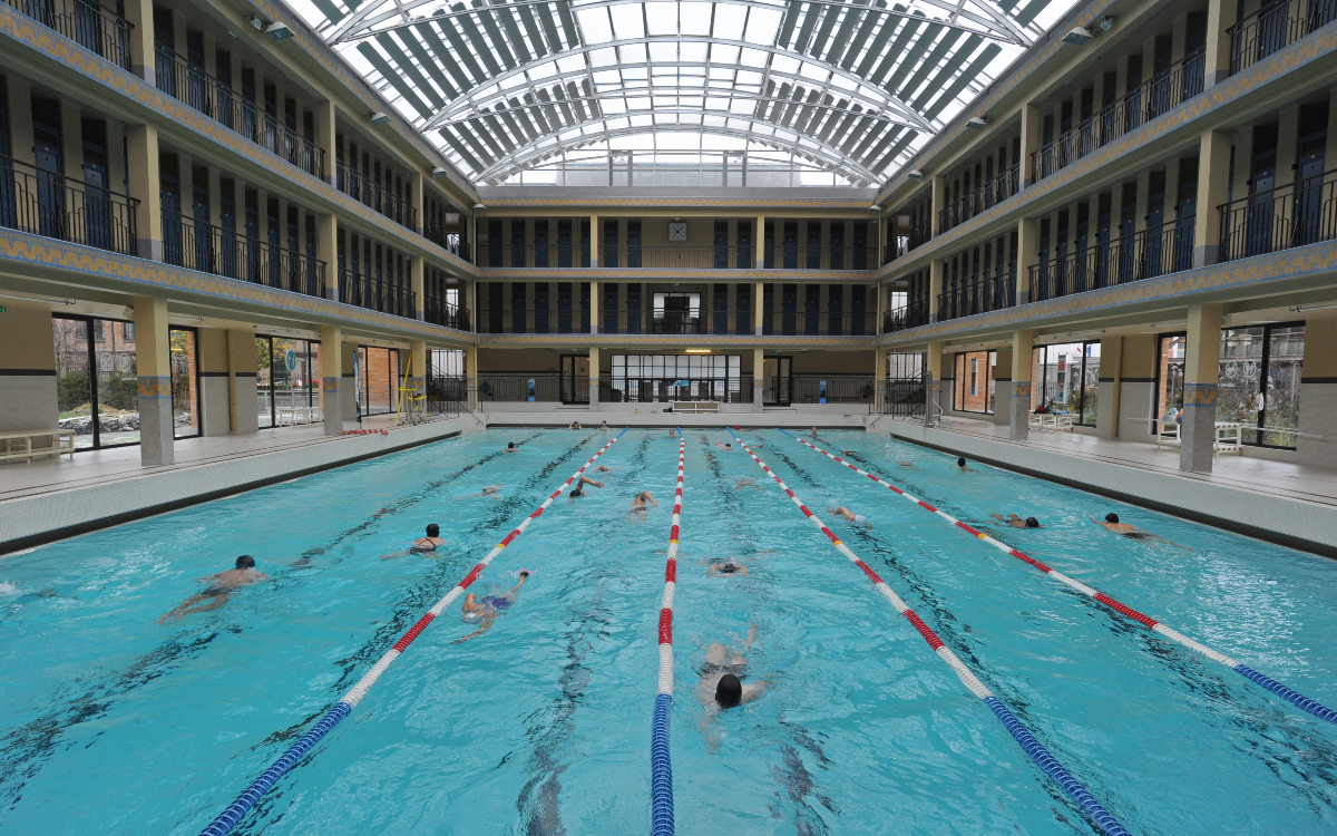 découvrez la piscine art déco de 1934 à paris, récemment rénovée, alliant charme historique et modernité pour une expérience unique.