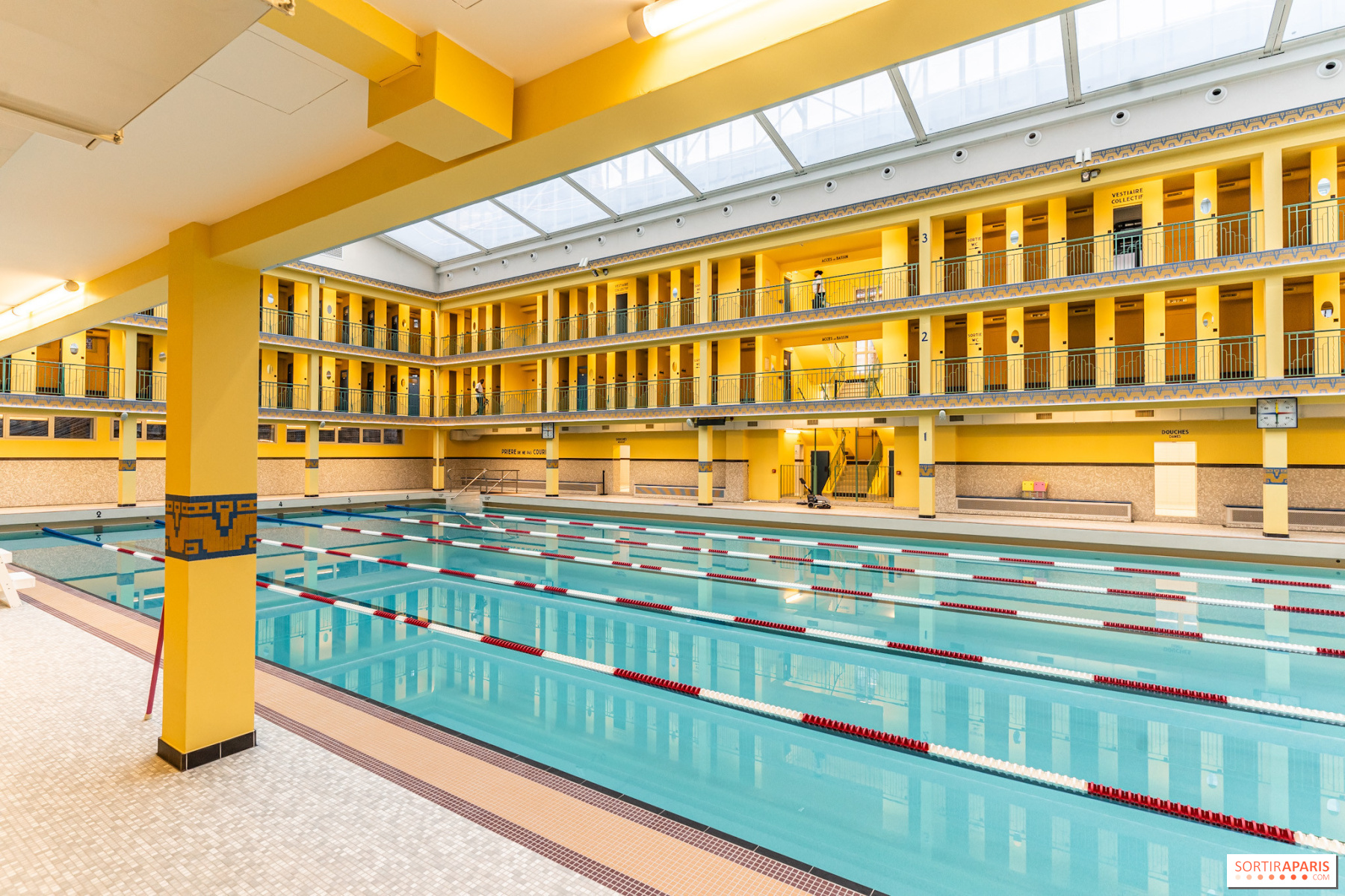 découvrez la piscine art déco de 1934 à paris, récemment rénovée, alliant charme rétro et modernité pour un lieu unique de détente et de bien-être.