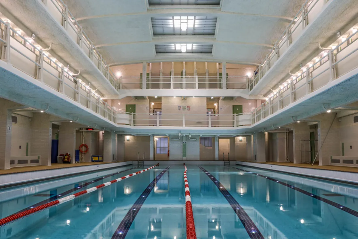 découvrez la piscine art déco de 1934 à paris, récemment rénovée, alliant charme d'époque et modernité pour une expérience unique.