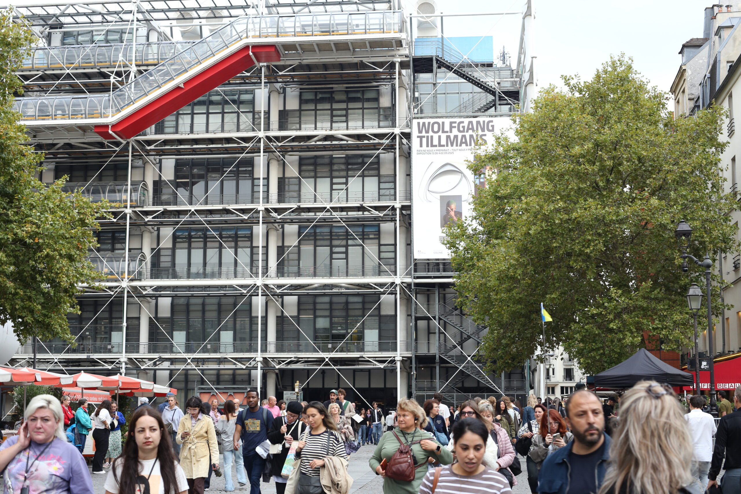 la rénovation de beaubourg est reportée d'un an, impactant les projets culturels et urbains prévus. découvrez les raisons et les nouvelles échéances.