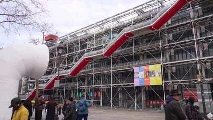 la rénovation du centre beaubourg est reportée d'un an, entraînant des ajustements dans le calendrier des travaux et des impacts sur les visiteurs.