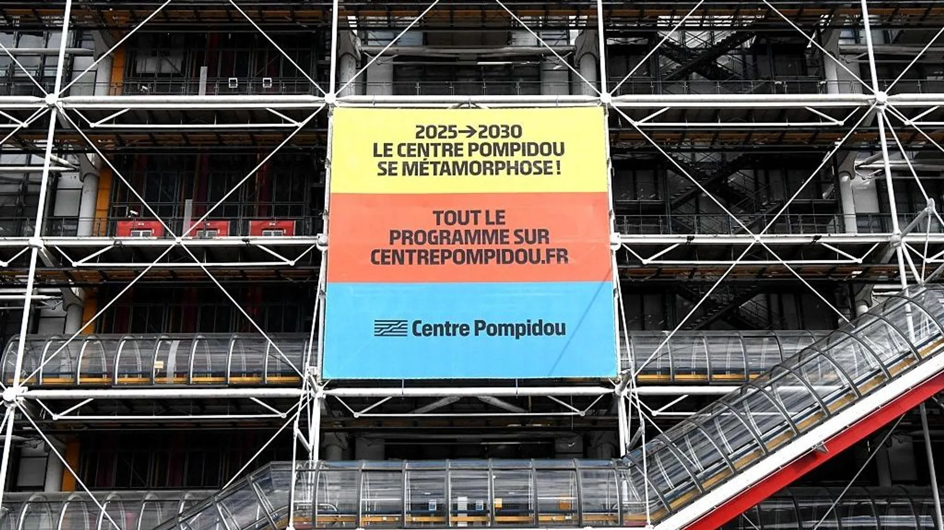 la rénovation du centre beaubourg est reportée d'un an, entraînant des ajustements dans le planning des travaux et l'accès au site pour les visiteurs.