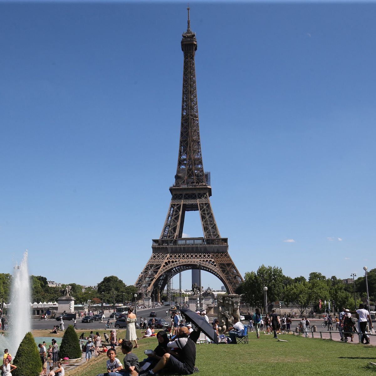 la rénovation de la tour eiffel se poursuit sans interruption après l'annulation de l'abattage des arbres, préservant ainsi le cadre naturel emblématique du site.