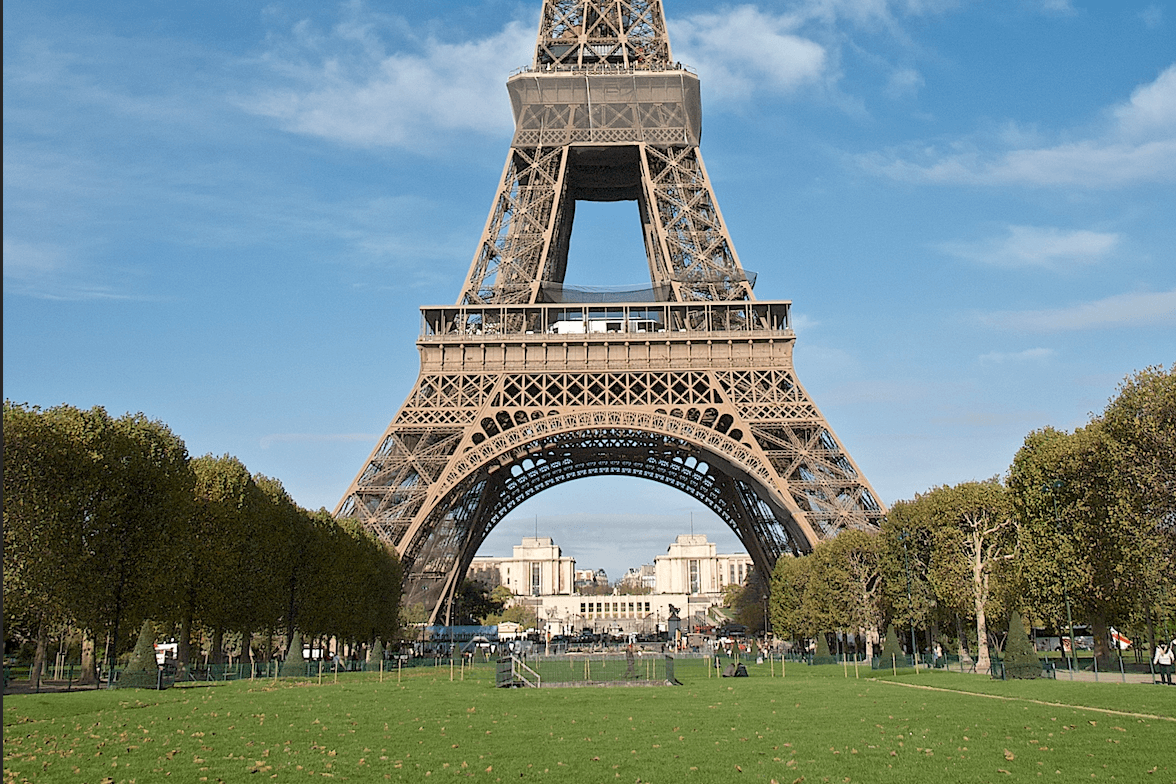 la rénovation de la tour eiffel se poursuit avec l'annulation de l'abattage des arbres, préservant ainsi le patrimoine et l'environnement autour du monument emblématique.