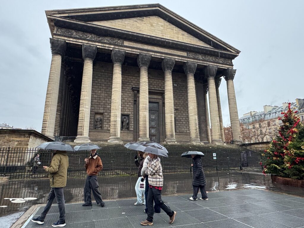 restauration de la façade nord de la madeleine à paris prévue pour l'été 2026, un projet visant à préserver ce monument emblématique dans son éclat historique.