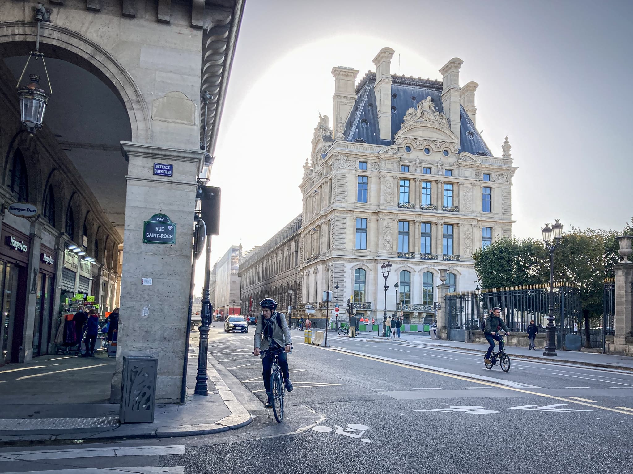 la rue de rivoli est fermée temporairement dans le cadre d'une action écologique visant à réduire la pollution et promouvoir les déplacements durables en plein cœur de paris.