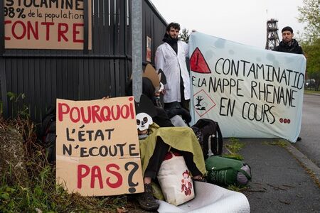 le chantier d'austerlitz paralysé suite à une action d'extinction rebellion, mobilisation pour le climat et contre les projets jugés nuisibles à l'environnement.
