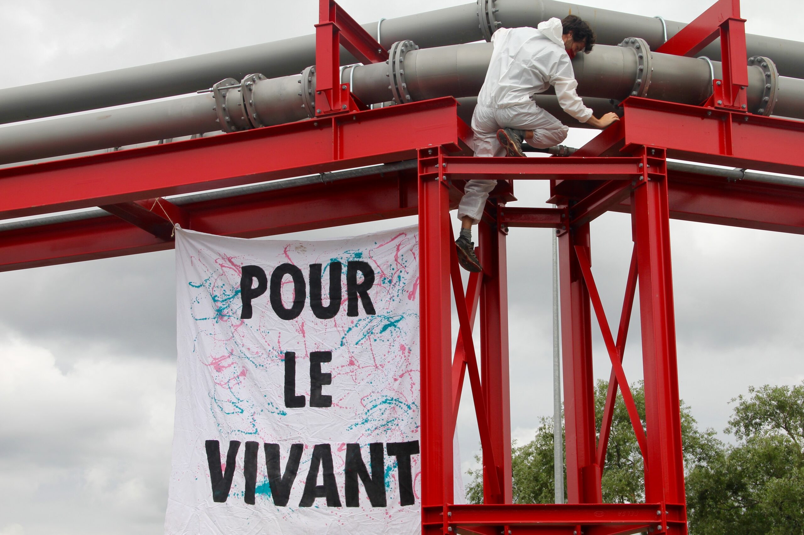 le chantier d'austerlitz paralysé par une action d'extinction rebellion, mettant en lumière les enjeux environnementaux et les mobilisations citoyennes pour le climat.