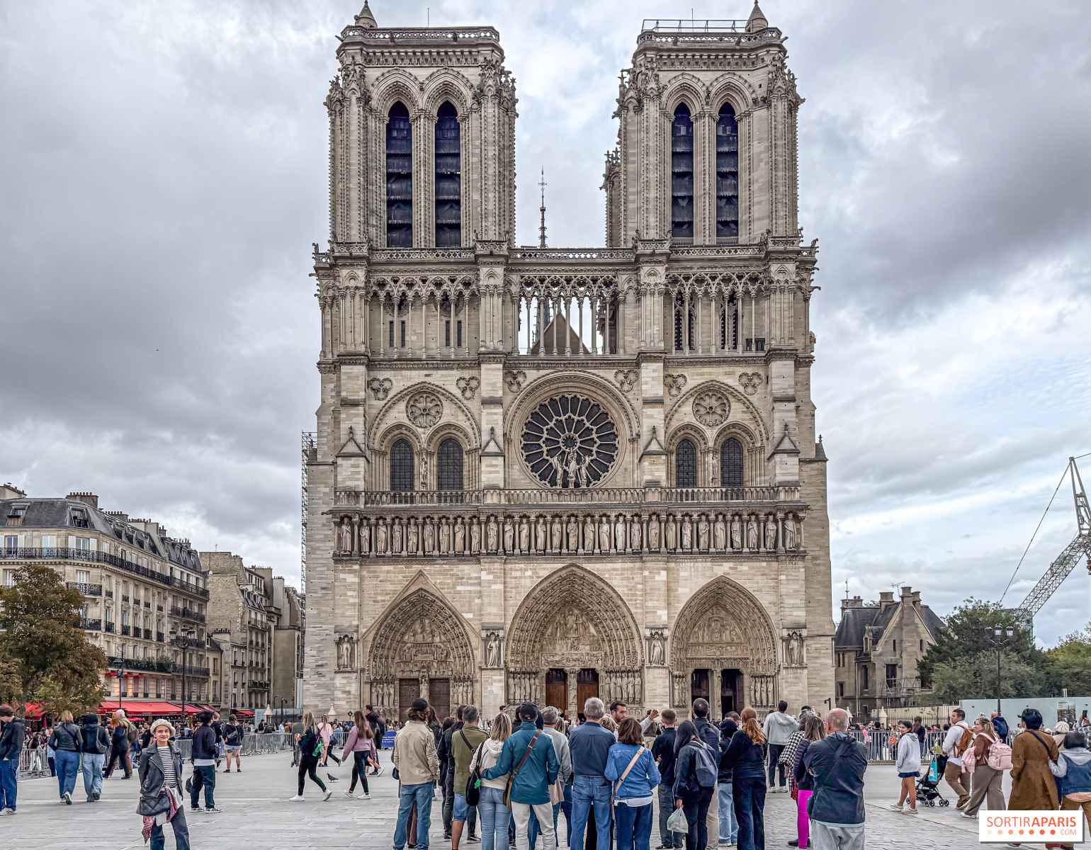 les gradins éphémères installés à notre-dame seront bientôt démontés après avoir accueilli de nombreux visiteurs. découvrez les détails de cette opération.
