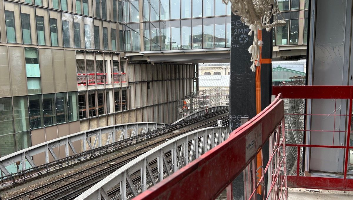 les gradins éphémères installés à notre-dame seront bientôt démontés, marquant la fin d'un événement temporaire dans ce lieu emblématique.