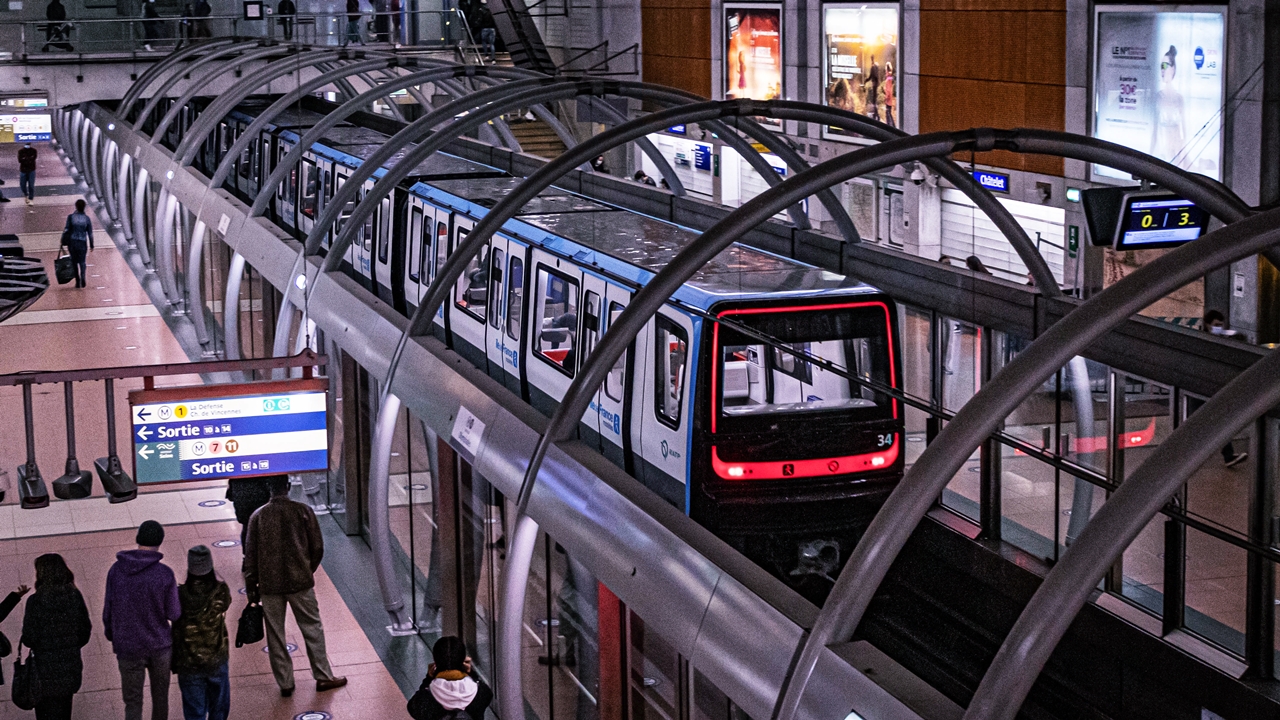 découvrez les causes et solutions des infiltrations d’eau dans le métro parisien, un enjeu majeur pour la sécurité et le confort des usagers.