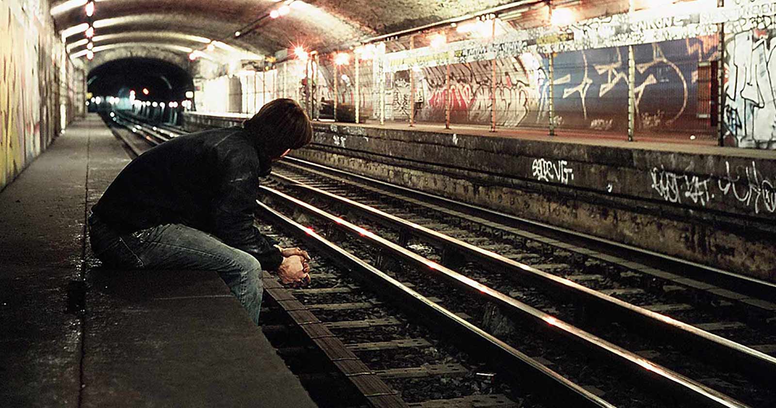 découvrez les causes et solutions des infiltrations d’eau dans le métro parisien, un problème récurrent impactant la sécurité et la circulation des usagers.