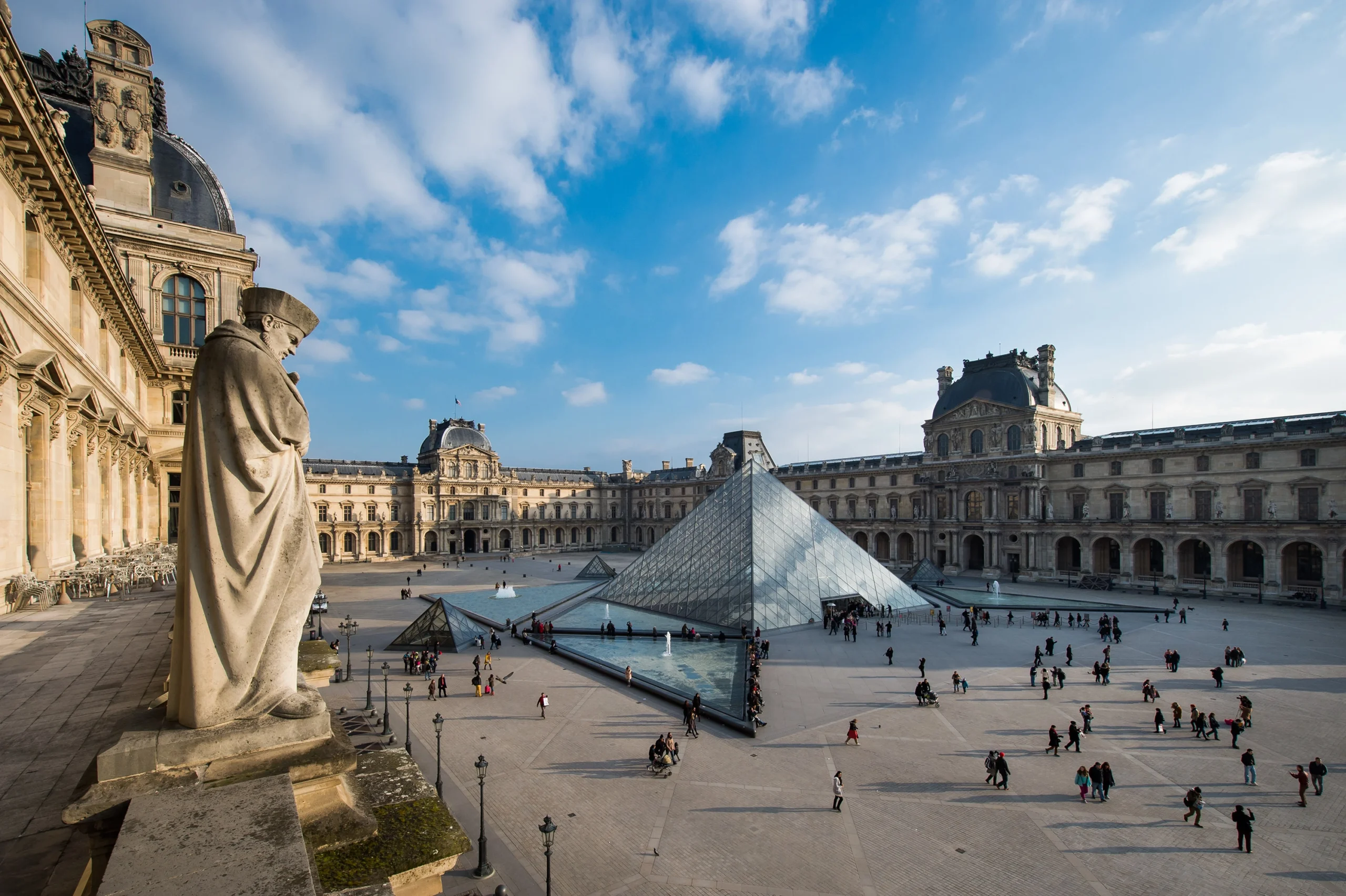 découvrez la métamorphose des abords du louvre : un projet alliant modernité et patrimoine pour transformer l'espace autour du célèbre musée parisien.