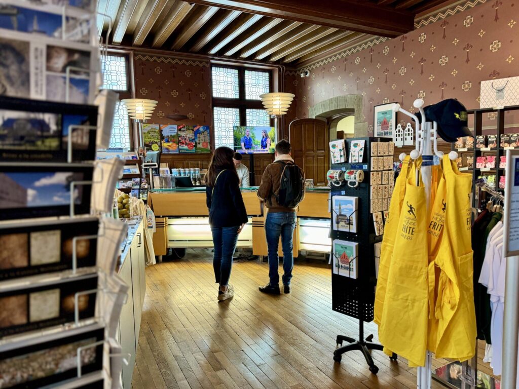 découvrez la fin de l'office de tourisme traditionnel à paris et comment la capitale réinvente son accueil des visiteurs pour une expérience modernisée et innovante.