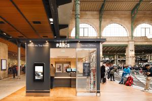 découvrez la fin de l'office de tourisme traditionnel à paris et les nouvelles façons d'explorer la capitale française.
