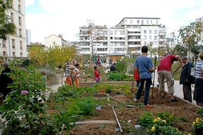 à paris, les habitants se mobilisent pour défendre un jardin partagé menacé, un espace de vie et de convivialité essentiel pour le quartier.