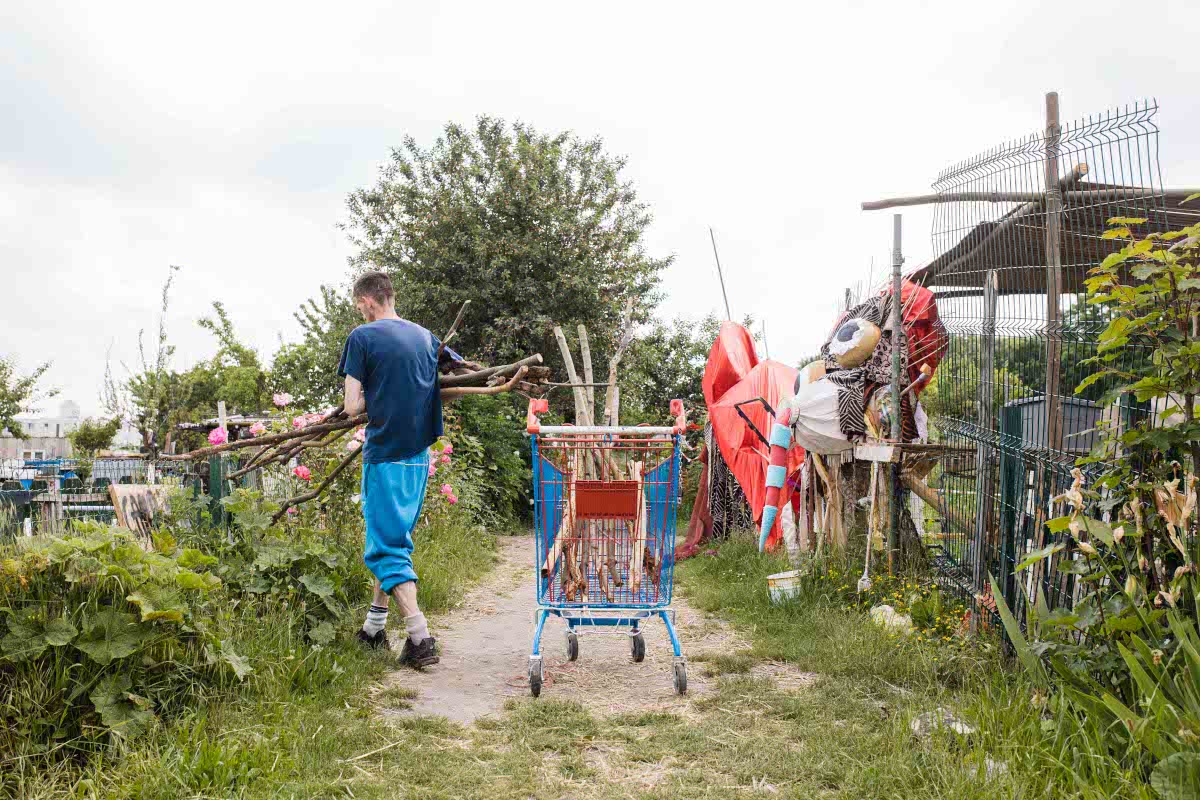 les habitants de paris unissent leurs forces pour défendre un jardin partagé menacé, symbole de convivialité et d'écologie urbaine.
