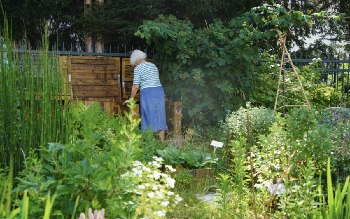 à paris, les habitants se mobilisent pour défendre un jardin partagé menacé, symbole de convivialité et d'écologie urbaine.